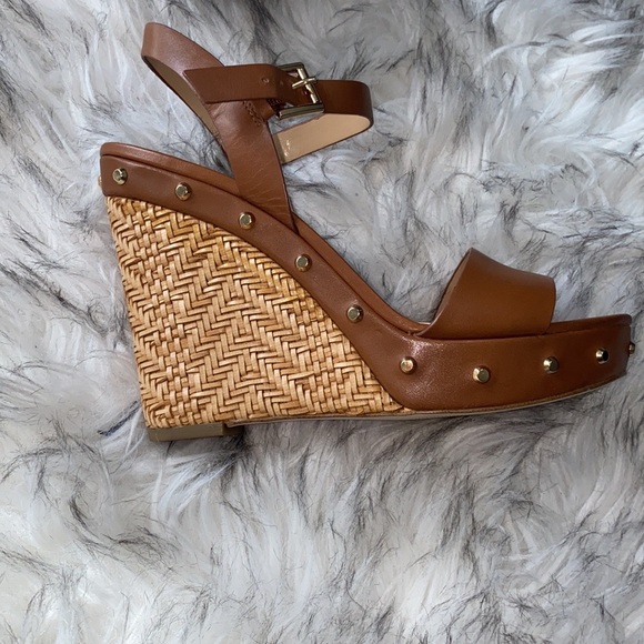 🎉Host Pick! NEW IN BOX! MICHAEL Michael Kors Ellen Wedge - Size 7.5. - Picture 6 of 13